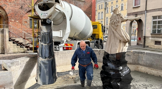 Trwa renowacja fontanny. Aktualnie prace koncentrują się na niecce 