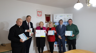 Nowe boisko w Starych Drzewcach i remont dachu kościoła w Zamysłowie. Umowy już podpisane!