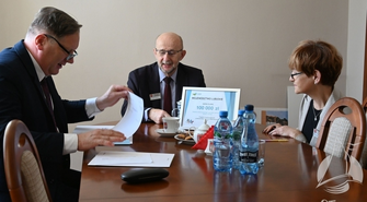 Umowa podpisana! 100 tys. zł dofinansowania na miniboisko wielofunkcyjne w Sławie