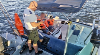 Policja i WOPR wzmacniają patrole nad wodą – o czym pamiętać podczas wypoczynku w majówkę?