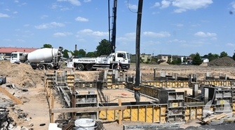 Modernizacja stadionu w Sławie nabiera tempa. Właśnie wylano beton pod fundamenty
