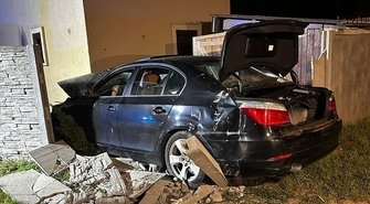 Pijany kierowca BMW uderzył w dom w Boszkowie. Miał ponad 3 promile alkoholu