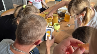 Grupy wychowawcze miały okazję poznać tajniki pszczelarstwa. SOSW we Wschowie odwiedził Arkadiusz Rutkowski