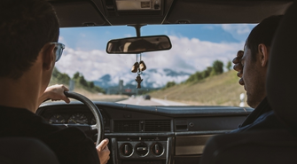 Samochodowa ładowarka do laptopa czy to dobry pomysł?