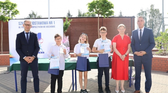Zakończenie roku szkolnego w SP1. Burmistrz Antkowiak: „Życzę Wam bezpiecznych i udanych wakacji”
