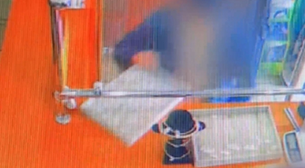 19-latek okradł lombard we Wschowie. Policjanci zatrzymali go z „kietą” na szyi [VIDEO]