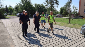 Teren przy blokach w Górczynie z nową nawierzchnią. „Inwestycja poprawi komfort życia mieszkańców”