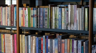 Wakacyjny konkurs fotograficzny. Książka i krajobraz w jednym kadrze