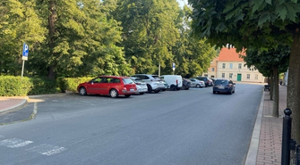 Przycinanie drzew w Szlichtyngowej. Parking przy Poczcie zamknięty