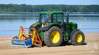 Ciężki sprzęt oczyszcza plaże po festiwalu Rap Stacja