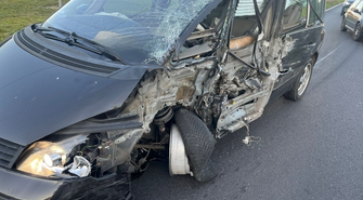 Kierowca renault zjechał na przeciwny pas. Doszło do kolizji z TIR-em