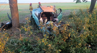 Dachowanie BMW pod Krzepielowem. Po osiemnastolatka przyleciał śmigłowiec LPR