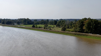 Policja przypomina o zakazie „turystyki powodziowej”. Za chodzenie po wałach nawet 5 tys. zł kary