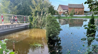 W Czerlejewie woda podchodzi pod domy i zagraża drodze gminnej.