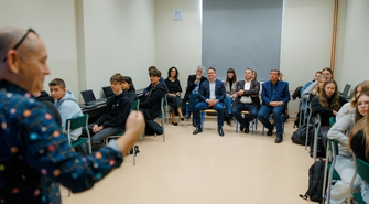 I LO we Wschowie z laboratorium AI. Lekcję pokazową przegotowali pracownicy Intela