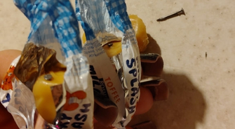 Mieszkanka Wschowy alarmuje. „Znalazłam w 5 cukierkach małe gwoździki”