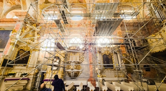 Rusztowania już stoją. Ruszyła renowacja okien w klasztorze