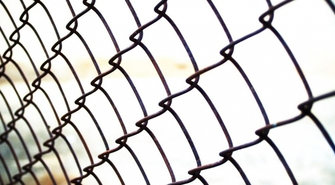 Słupki do siatki leśnej – idealne rozwiązanie dla solidnego ogrodzenia