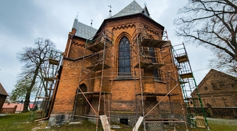 Ruszyły prace przy kościele w Lginiu. Wieża i fasada przejdą konserwację