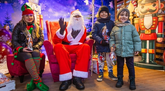 Święty Mikołaj z wizytą we Wschowie. Jarmark, prezenty i choinka [ZDJĘCIA]