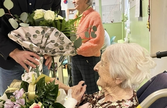 Pani Janina z Tylewic skończyła 100 lat. Bukiet kwiatów z najlepszymi życzeniami wręczył jej sam burmistrz