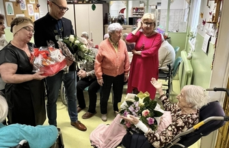 Pani Janina z Tylewic skończyła 100 lat. Bukiet kwiatów z najlepszymi życzeniami wręczył jej sam burmistrz