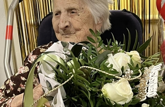 Pani Janina z Tylewic skończyła 100 lat. Bukiet kwiatów z najlepszymi życzeniami wręczył jej sam burmistrz