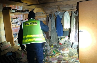 Policja apeluje o czujność. To może być bezdomny nietrzeźwy osoba starsza albo człowiek chory