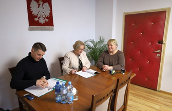 Koniec z dziurami w Puszczy. Umowa na remont drogi podpisana