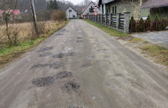 Koniec z dziurami w Puszczy. Umowa na remont drogi podpisana
