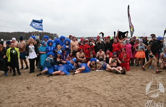 W Sławie odbył się VI Zlot Morsów. Ponad 200 osób weszło do lodowatej wody dla Nikosia FOTO