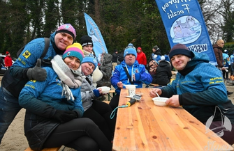 W Sławie odbył się VI Zlot Morsów. Ponad 200 osób weszło do lodowatej wody dla Nikosia FOTO