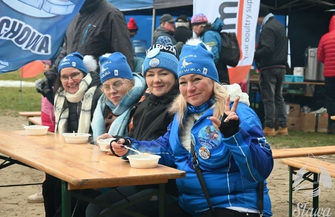 W Sławie odbył się VI Zlot Morsów. Ponad 200 osób weszło do lodowatej wody dla Nikosia FOTO