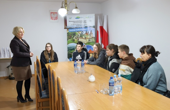 WOS w praktyce. Uczniowie ze Szlichtyngowej odwiedzili Urząd Miasta