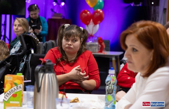 Stowarzyszenie Pomocna Dłoń zorganizowała spotkanie Mikołajkowo-Noworoczne ZDJĘCIA