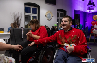 Stowarzyszenie Pomocna Dłoń zorganizowała spotkanie Mikołajkowo-Noworoczne ZDJĘCIA