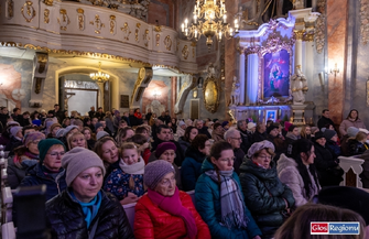Pod szopką w Klasztorze odbyło sięwspólne kolędowanie. Wystąpili młodzi artyści VIDEO