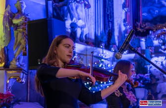 Pod szopką w Klasztorze odbyło sięwspólne kolędowanie. Wystąpili młodzi artyści VIDEO