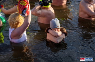 Morsowali w Lginiu. Do lodowatej wody weszło kilkaset osób ZDJĘCIA