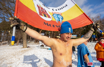 Morsowali w Lginiu. Do lodowatej wody weszło kilkaset osób ZDJĘCIA