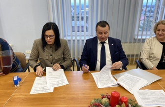 Nowy chodnik w Kowalewie. Starosta Bielawski podpisał umowę