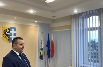 Nowy chodnik w Kowalewie. Starosta Bielawski podpisał umowę