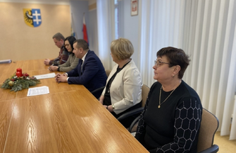 Nowy chodnik w Kowalewie. Starosta Bielawski podpisał umowę