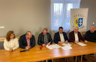 Powiat Wschowski wyremontuje chodnik w Starym Strączu.Właśnie podpisano umowę