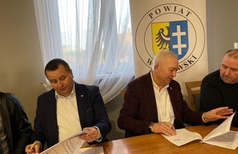 Powiat Wschowski wyremontuje chodnik w Starym Strączu.Właśnie podpisano umowę