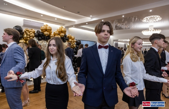 Studniówka I LO we Wschowie była przepiękna Tak poloneza tańczyli uczniowie Zana ZDJĘCIA