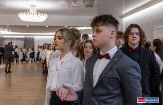 Studniówka I LO we Wschowie była przepiękna Tak poloneza tańczyli uczniowie Zana ZDJĘCIA