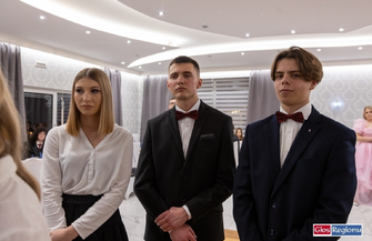 Studniówka I LO we Wschowie była przepiękna Tak poloneza tańczyli uczniowie Zana ZDJĘCIA