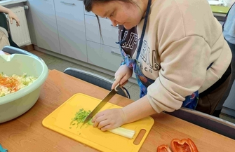 Przepis na samodzielność. Absolwenci SOSW gotująw ramach programu Rehabilitacja 25 plus FOTO