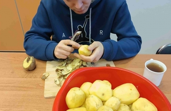 Przepis na samodzielność. Absolwenci SOSW gotująw ramach programu Rehabilitacja 25 plus FOTO